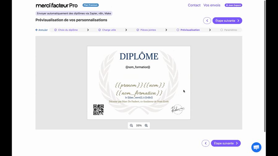 Page de prévisualisation affichant le modèle de diplôme avec les variables non remplacées. Un QR code, une signature et les champs dynamiques sont visibles. Un slider de zoom est affiché en bas de l'aperçu.