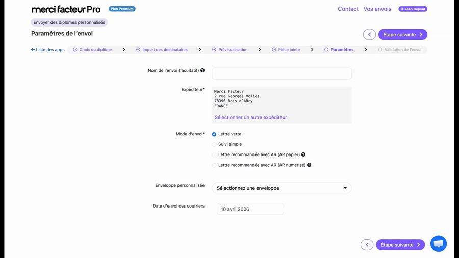 Page des paramètres de l'envoi avec les champs : nom de l'envoi (facultatif), expéditeur pré-rempli avec adresse, mode d'envoi avec les options lettre verte, suivi simple, recommandée AR papier et AR numérique, sélection d'enveloppe personnalisée, et date d'envoi