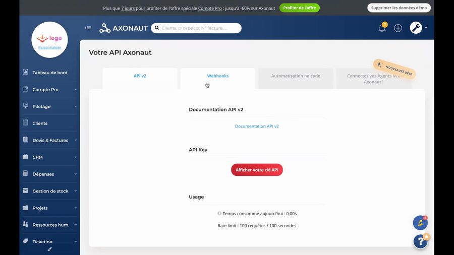 Interface Axonaut affichant la page Votre API Axonaut avec les onglets API v2, Webhooks, Automatisation no code et Connectez vos Agents IA, le menu latéral avec les rubriques principales et un post-it pointant vers l'onglet Webhooks