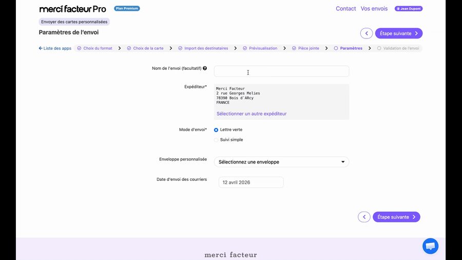 Page des paramètres d'envoi avec les champs nom de l'envoi facultatif, adresse d'expéditeur Merci Facteur, mode d'envoi avec Lettre verte sélectionné, menu déroulant enveloppe personnalisée, et date d'envoi fixée au 12 avril 2026