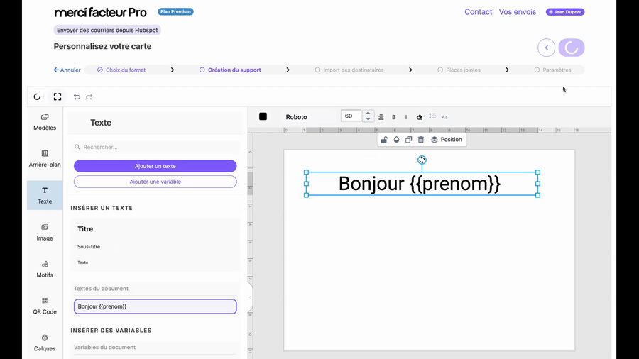 Éditeur de courrier Merci Facteur montrant une carte postale en cours de création avec le texte Bonjour suivi de la variable prenom entre doubles accolades, la barre d'outils à gauche proposant texte, images, motifs et QR code