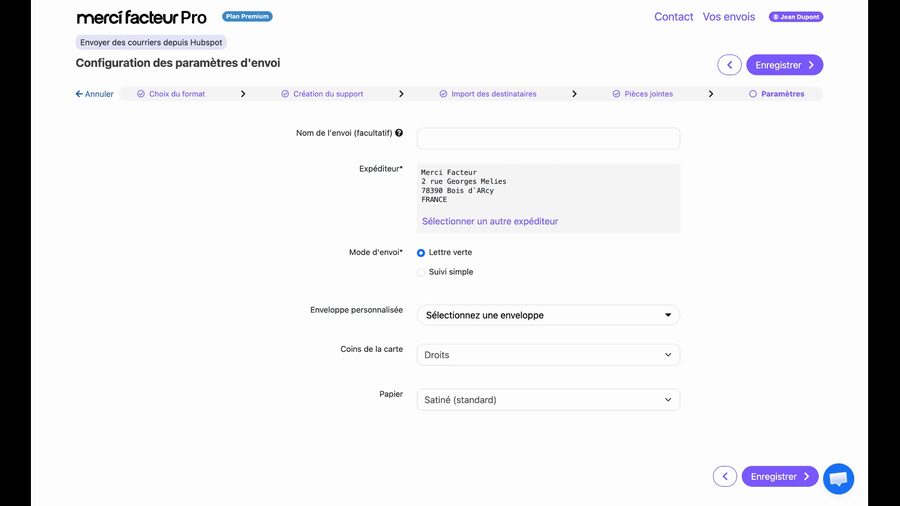Écran de configuration des paramètres d'envoi avec les champs : nom de l'envoi, adresse d'expéditeur complète, mode d'envoi avec options lettre verte et suivi simple, sélection d'enveloppe personnalisée, coins de la carte et choix du papier