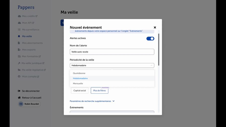Dropdown Périodicité de la veille ouvert montrant les trois options : Quotidienne, Hebdomadaire surligné en bleu, et Mensuelle