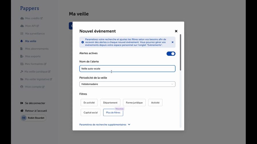 Modale Nouvel événement sur Pappers.fr avec le toggle Alertes actives en bleu, le champ Nom de l'alerte rempli avec Veille auto-école, le dropdown Périodicité sur Hebdomadaire, et les onglets de filtres en dessous