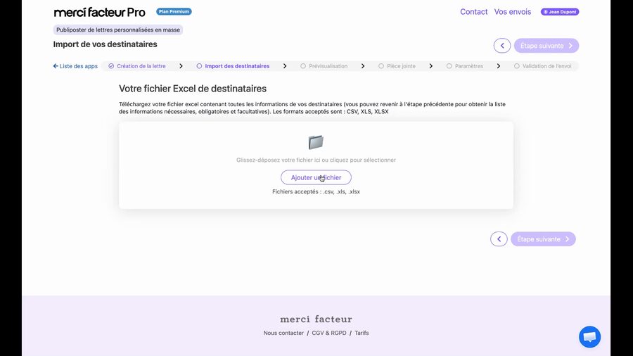 Écran d'import des destinataires affichant une zone de dépôt de fichier avec une icône de dossier, un bouton Ajouter un fichier et la mention des formats acceptés : CSV, XLS, XLSX.