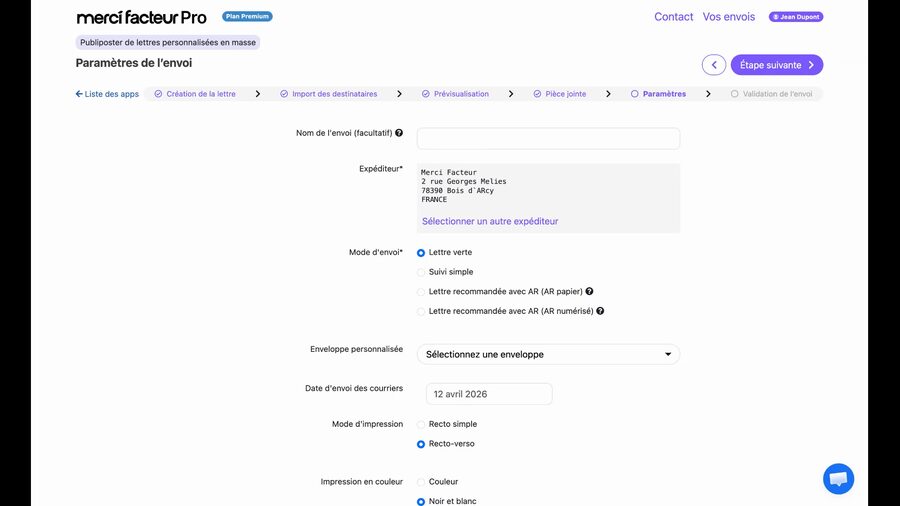 Écran des paramètres de l'envoi avec les champs suivants : nom de l'envoi (facultatif), expéditeur avec possibilité de sélectionner un autre expéditeur, mode d'envoi avec les options lettre verte, suivi simple, lettre recommandée avec AR papier et lettre recommandée avec AR numérique, enveloppe personnalisée, date d'envoi des courriers, mode d'impression recto simple ou recto-verso, et impression couleur ou noir et blanc.