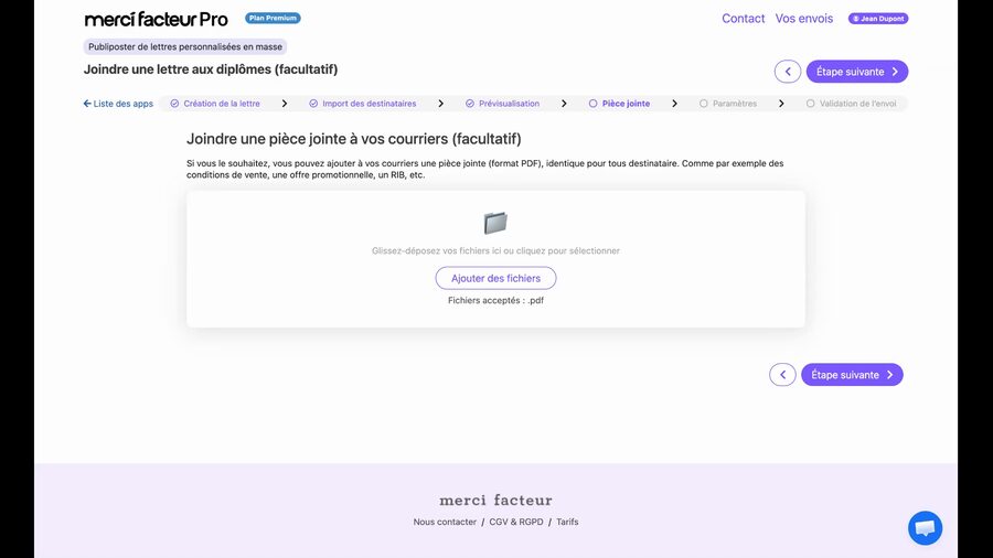Écran d'ajout de pièce jointe avec une zone de dépôt de fichier au centre, un bouton Ajouter des fichiers, et la mention que seuls les fichiers PDF sont acceptés. Un texte explicatif précise que la pièce jointe sera identique pour tous les destinataires.