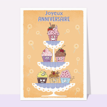 G&acirc;teaux d'anniversaire color&eacute;s et souriants