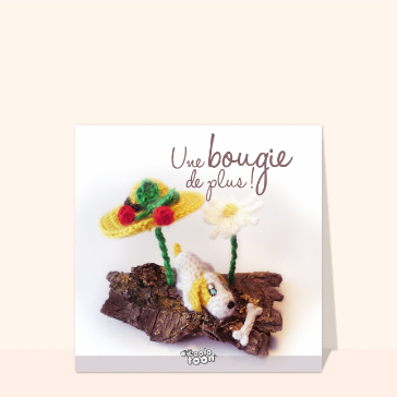Bougie joyeuse et fleurs pour un anniversaire
