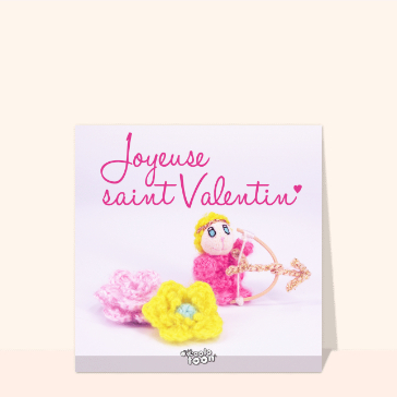 Cupidon en peluche et fleurs color&eacute;es pour l'amour