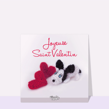 Chien mignon et coeurs en laine d'amour