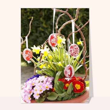 D&eacute;corations florales et &oelig;ufs de P&acirc;ques rouges