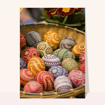 Oeufs d&eacute;coratifs dans un panier printanier