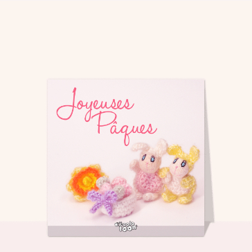 Lapins tricot&eacute;s et &oelig;ufs de P&acirc;ques en f&ecirc;te