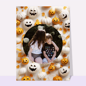 Citrouilles souriantes et feuilles d'automne