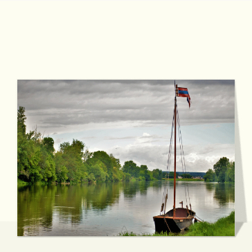 Bateau paisible sur la Loire verdoyante