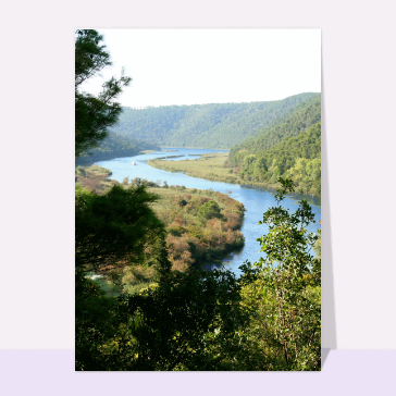 Nature sauvage autour d'une rivi&egrave;re paisible