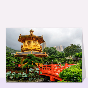 Pagode dor&eacute;e dans un jardin luxuriant