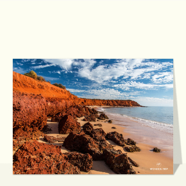 Falaises rouges et mer calme sous le ciel azur