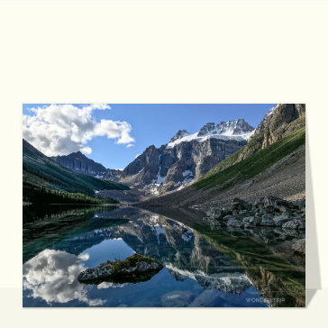 Lac cristallin et sommets majestueux face au ciel