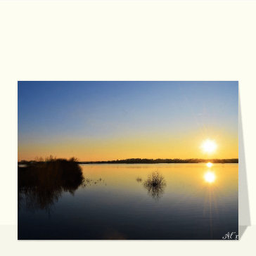 Reflets dor&eacute;s au coucher de soleil sur l'eau