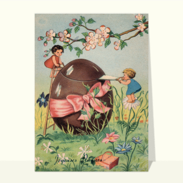 Carte ancienne de Pâques : Enfants qui coupent un oeuf