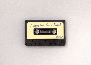 Carte Happy New Year 2023 sur une cassette Carte de voeux retro 2023