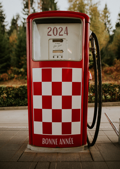 Carte Pompe à essence vintage 2024 Carte de voeux retro 2024